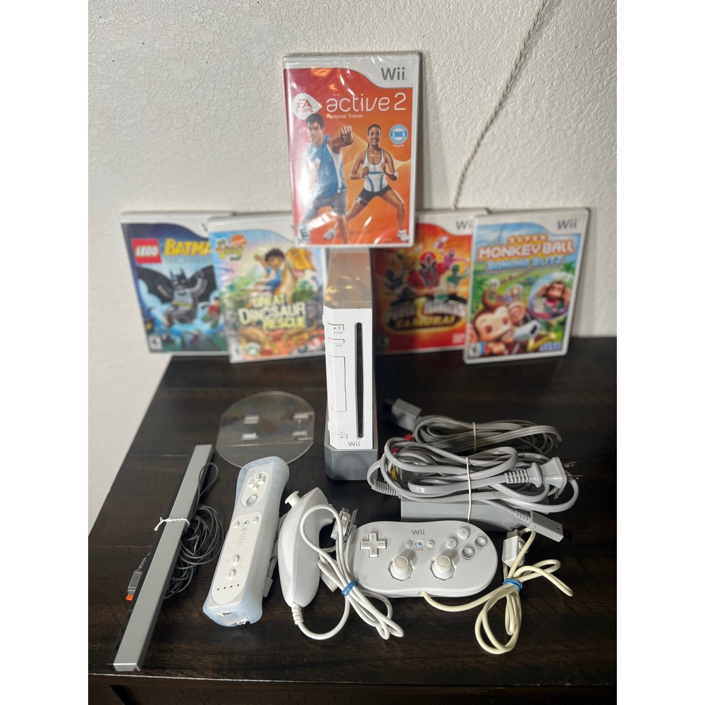 Nintendo Wii Console Bundle White 5 Games Remote Nunchuk Classic Controller - Picture 1 of 8